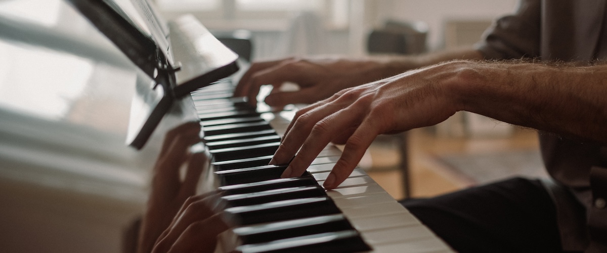 piano player